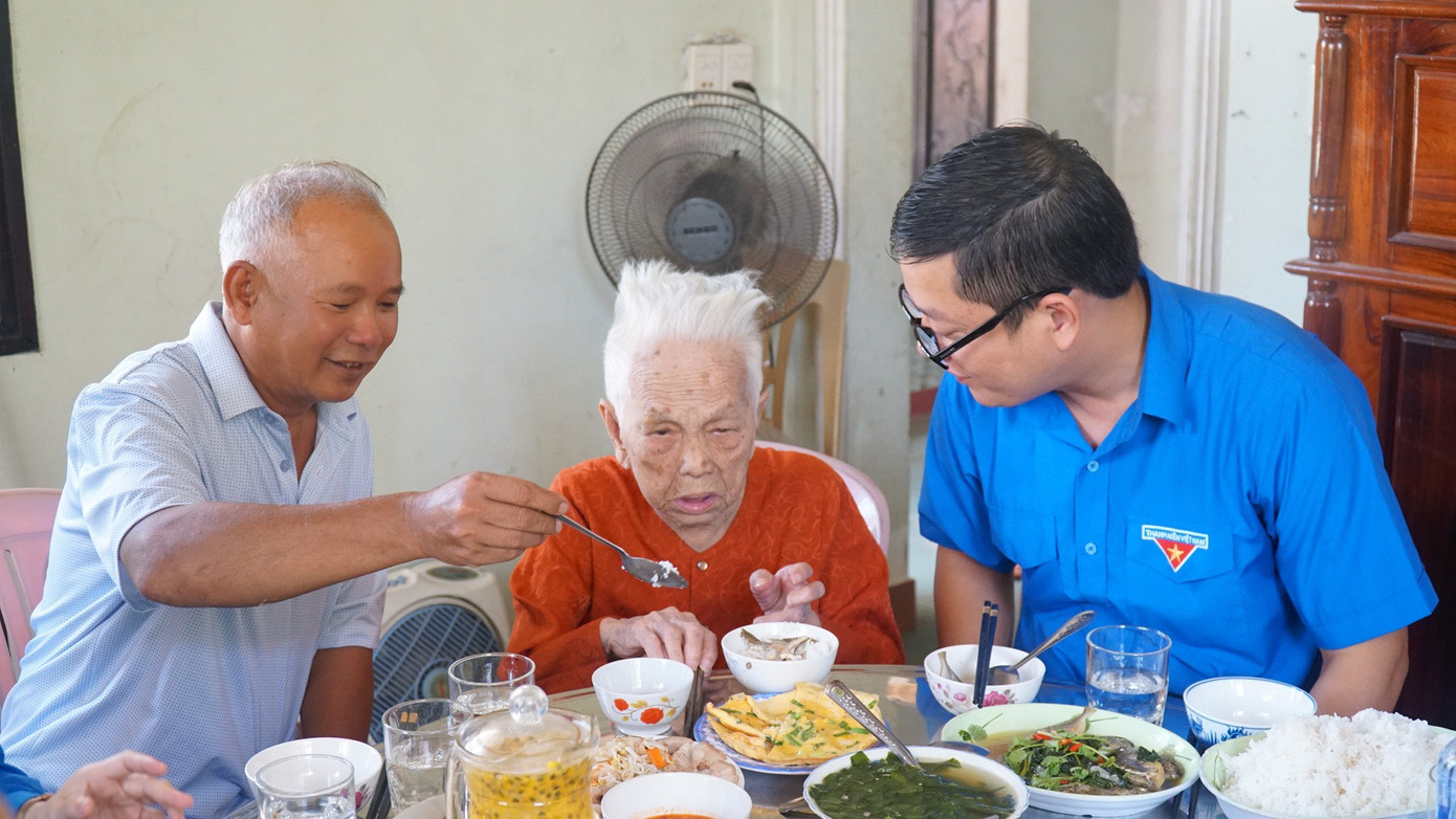 Tổ chức “Bữa cơm tri ân - ấm áp nghĩa tình” tại gia đình mẹ Việt Nam anh hùng Nguyễn Thị Tuyết (95 tuổi, phường Thủy Phương, thị xã Hương Thủy). Tổ chức “Bữa cơm tri ân - ấm áp nghĩa tình” tại gia đình mẹ Việt Nam anh hùng Nguyễn Thị Tuyết (95 tuổi, phường Thủy Phương, thị xã Hương Thủy).