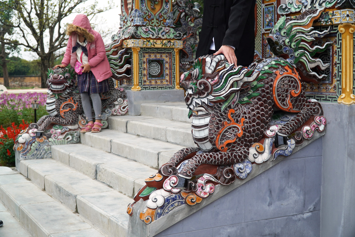 Cặp long mã được tạo tác tinh xảo đặt trên lối vào dưới chân ngôi điện. Cặp long mã được tạo tác tinh xảo đặt trên lối vào dưới chân ngôi điện.