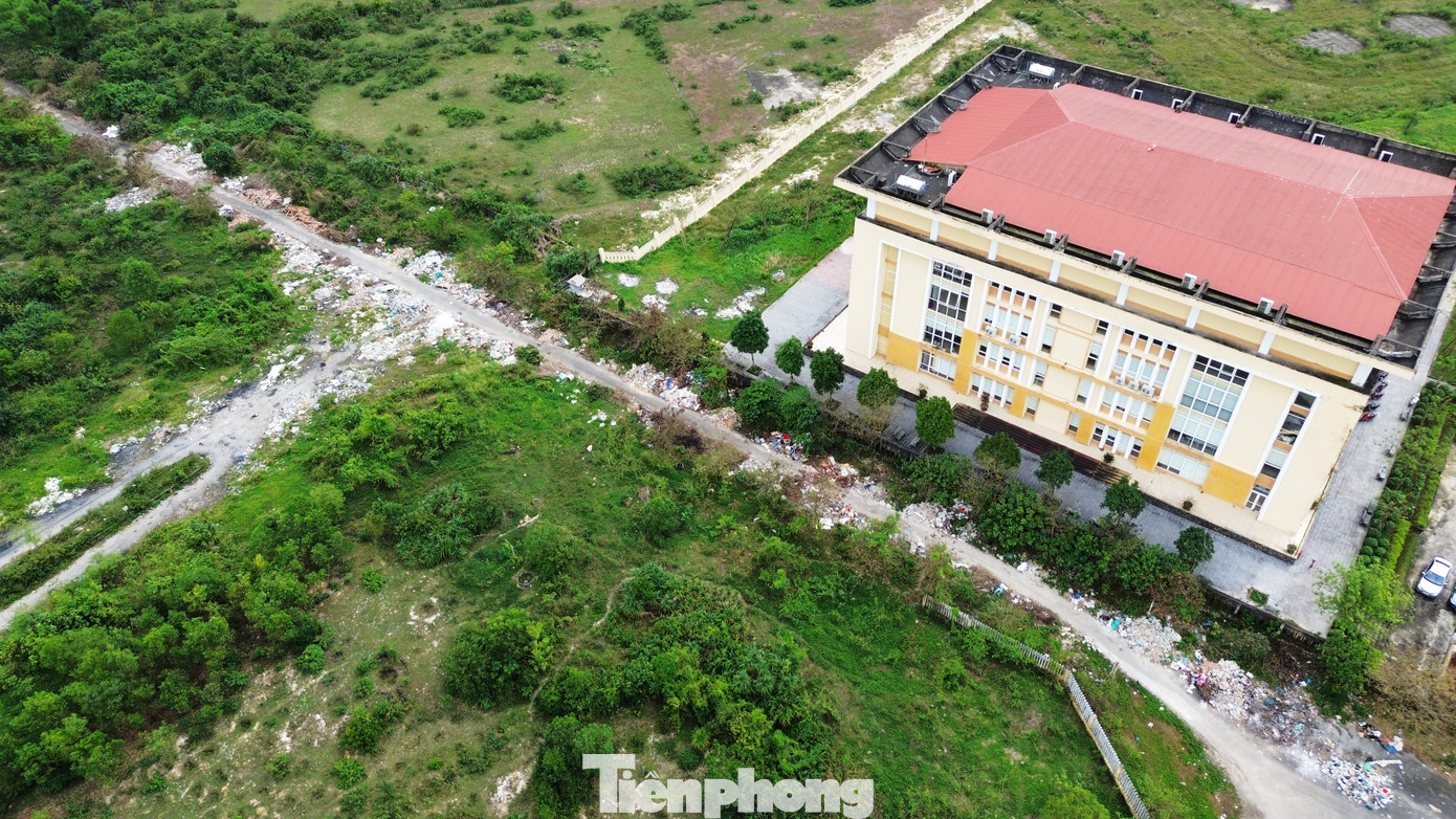 “Do ĐH Huế không có chức năng xử lý, xử phạt vi phạm về môi trường, đổ thải nên cần sự hỗ trợ từ các cơ quan hữu trách nhằm theo dõi, xử phạt các đối tượng vi phạm. Chúng tôi mong lực lượng chức năng xử phạt thật nghiêm những trường hợp vi phạm để răn đe, ngăn chặn nạn đổ thải tràn lan tại khu vực này”, đại diện Văn phòng ĐH Huế cho biết. “Do ĐH Huế không có chức năng xử lý, xử phạt vi phạm về môi trường, đổ thải nên cần sự hỗ trợ từ các cơ quan hữu trách nhằm theo dõi, xử phạt các đối tượng vi phạm. Chúng tôi mong lực lượng chức năng xử phạt thật nghiêm những trường hợp vi phạm để răn đe, ngăn chặn nạn đổ thải tràn lan tại khu vực này”, đại diện Văn phòng ĐH Huế cho biết.