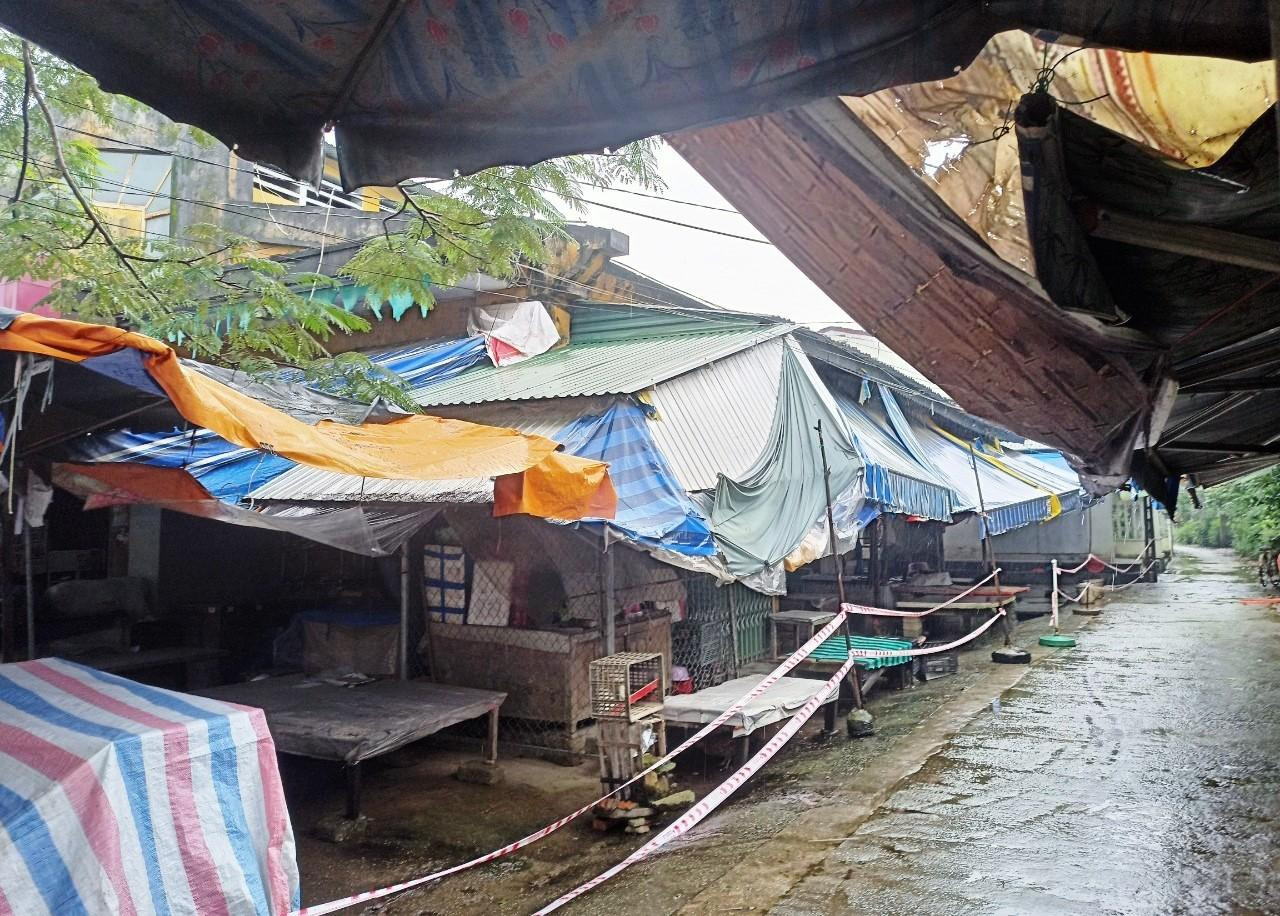 Chợ Thông phường Hương Long, Huế, không một bóng người Chợ Thông phường Hương Long, Huế, không một bóng người