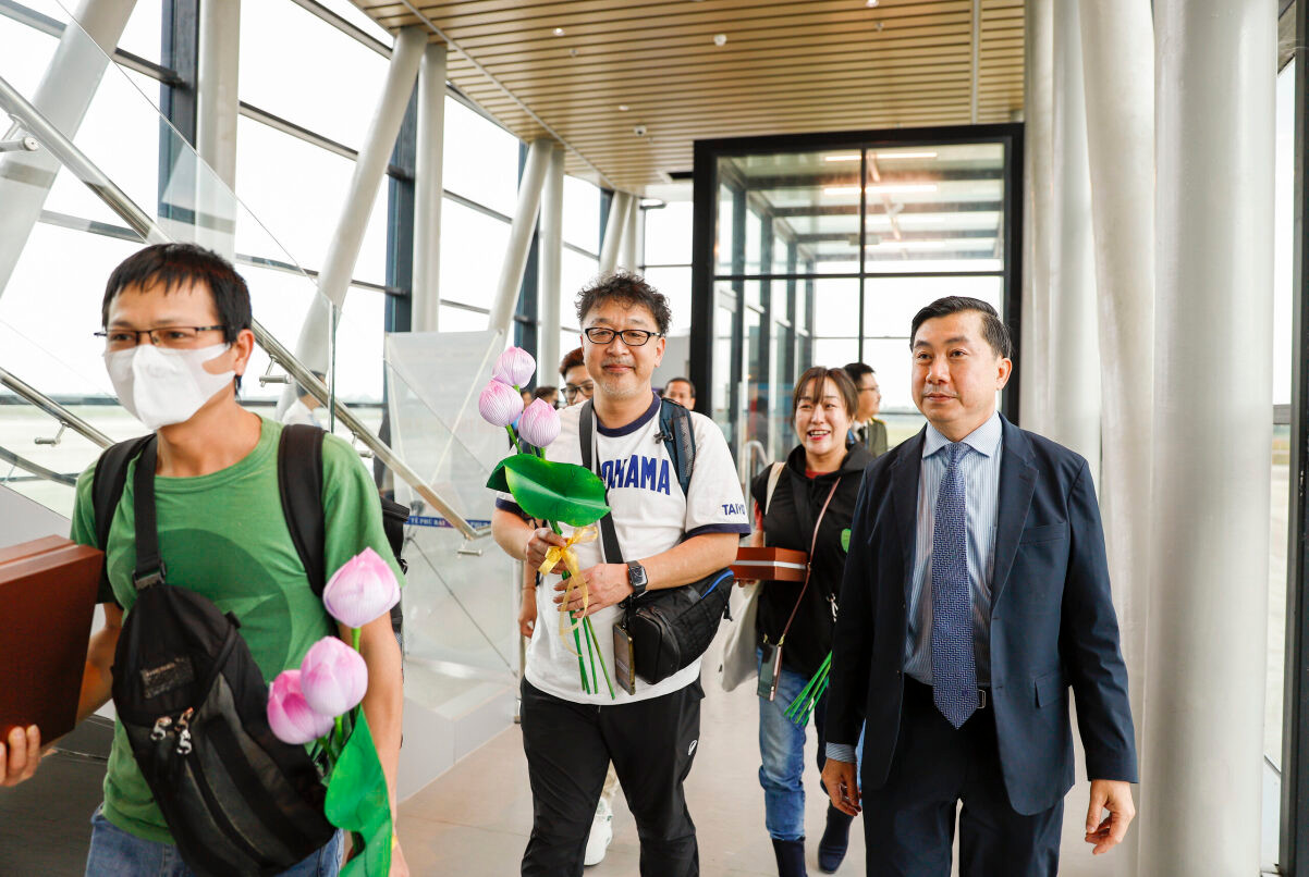 Những du khách đầu tiên đáp xuống sân bay Phú Bài, "xông đất" Cố đô Huế vào sáng 1/1. (Ảnh: SDL)