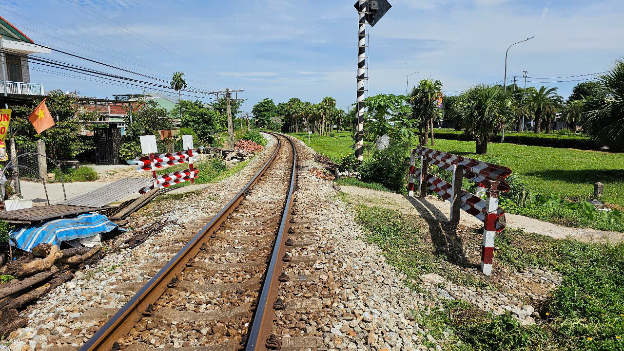 Ông Lê Nguyễn Huy thông tin trong thời gian tới, ngành đường sắt tiếp tục làm việc với các cơ quan chức năng để đóng thêm 2 lối đi tự mở tại vị trí Km682+200 và Km682+920 đoạn qua phường Hương An. Đồng thời, công ty phối hợp chính quyền địa phương mở rộng rà soát toàn tuyến để lên phương án rào chắn, xóa bỏ các điểm giao cắt nguy hiểm khác.