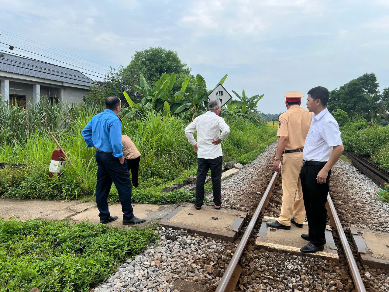 Ông Lê Nguyễn Huy thông tin trong thời gian tới, ngành đường sắt tiếp tục làm việc với các cơ quan chức năng để đóng thêm 2 lối đi tự mở tại vị trí Km682+200 và Km682+920 đoạn qua phường Hương An. Đồng thời, công ty phối hợp chính quyền địa phương mở rộng rà soát toàn tuyến để lên phương án rào chắn, xóa bỏ các điểm giao cắt nguy hiểm khác.