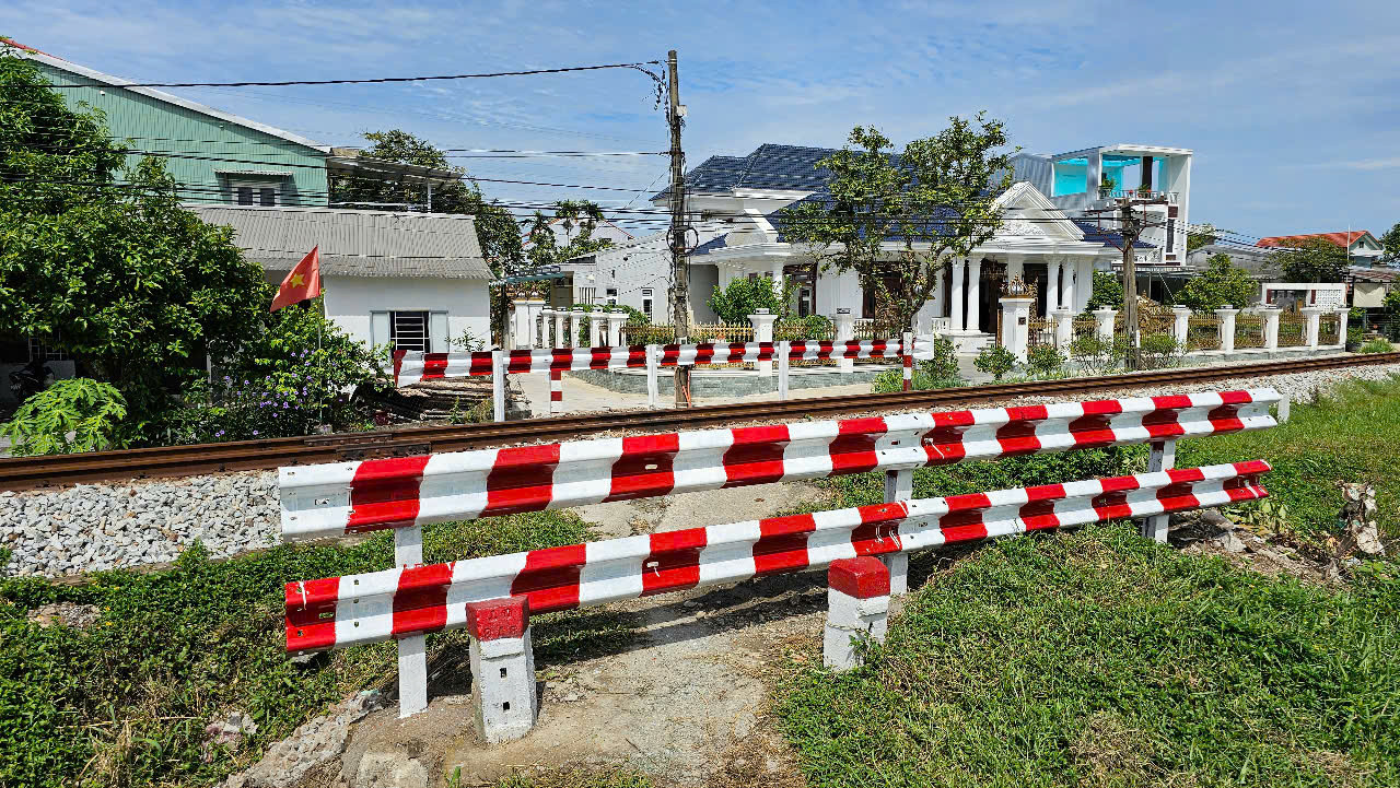 Ông Lê Nguyễn Huy thông tin trong thời gian tới, ngành đường sắt tiếp tục làm việc với các cơ quan chức năng để đóng thêm 2 lối đi tự mở tại vị trí Km682+200 và Km682+920 đoạn qua phường Hương An. Đồng thời, công ty phối hợp chính quyền địa phương mở rộng rà soát toàn tuyến để lên phương án rào chắn, xóa bỏ các điểm giao cắt nguy hiểm khác.