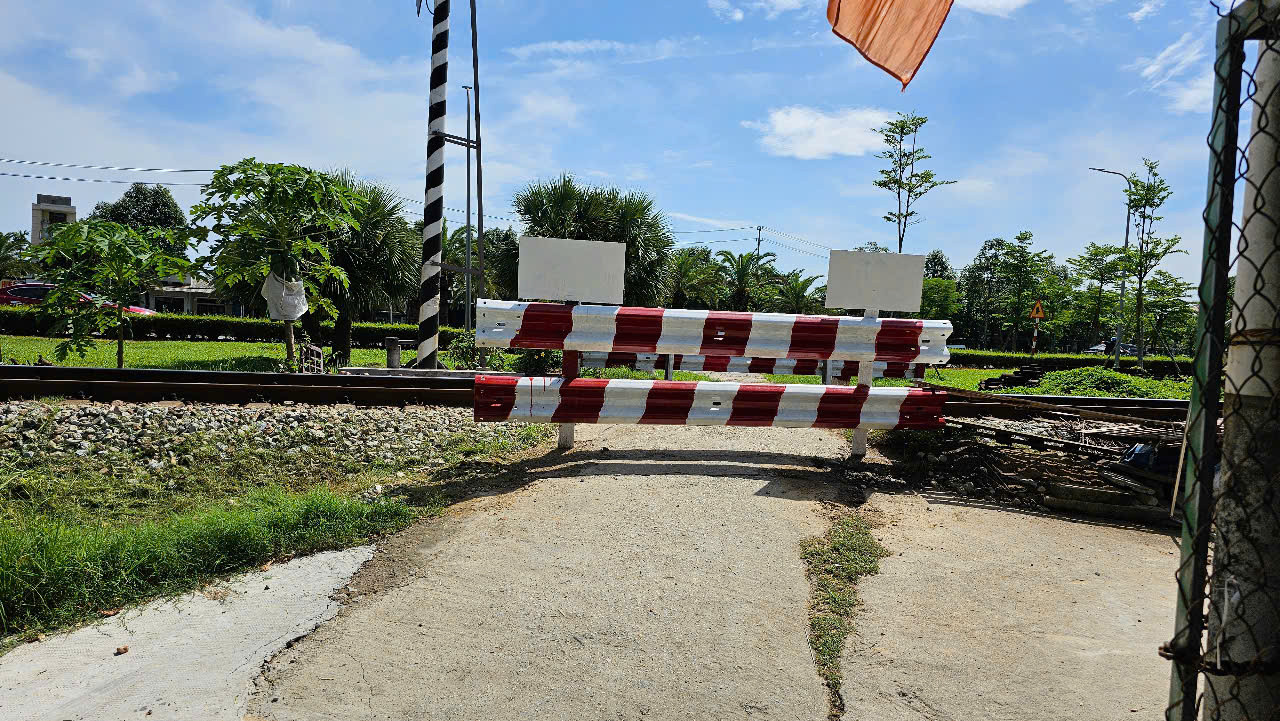 Ông Lê Nguyễn Huy thông tin trong thời gian tới, ngành đường sắt tiếp tục làm việc với các cơ quan chức năng để đóng thêm 2 lối đi tự mở tại vị trí Km682+200 và Km682+920 đoạn qua phường Hương An. Đồng thời, công ty phối hợp chính quyền địa phương mở rộng rà soát toàn tuyến để lên phương án rào chắn, xóa bỏ các điểm giao cắt nguy hiểm khác.