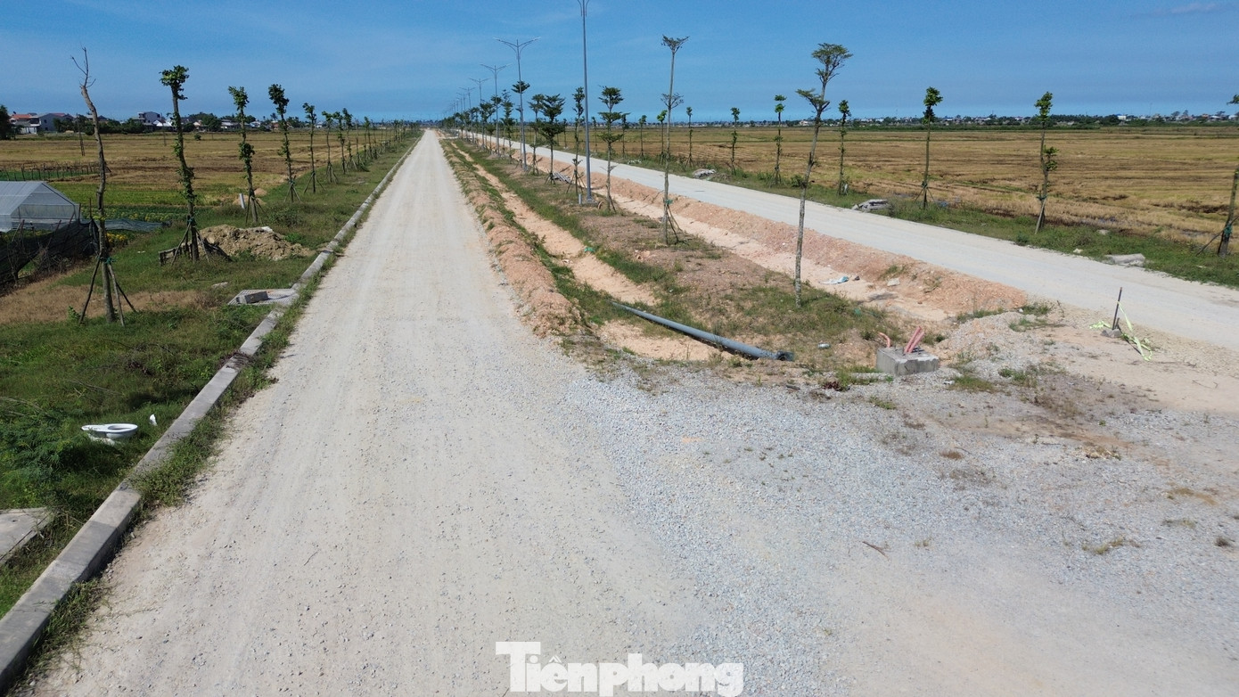 Ghi nhận tại hiện trường vào ngày 28/5 cho thấy, tuyến đường dự án không có dấu hiệu thi công trở lại, không một bóng công nhân làm việc, tất cả xe máy cơ giới công trình đều rời công trường. Thi thoảng, chỉ một vài nông dân đi làm đồng ghé dựng tạm xe đạp, xe máy lên đất công trường.