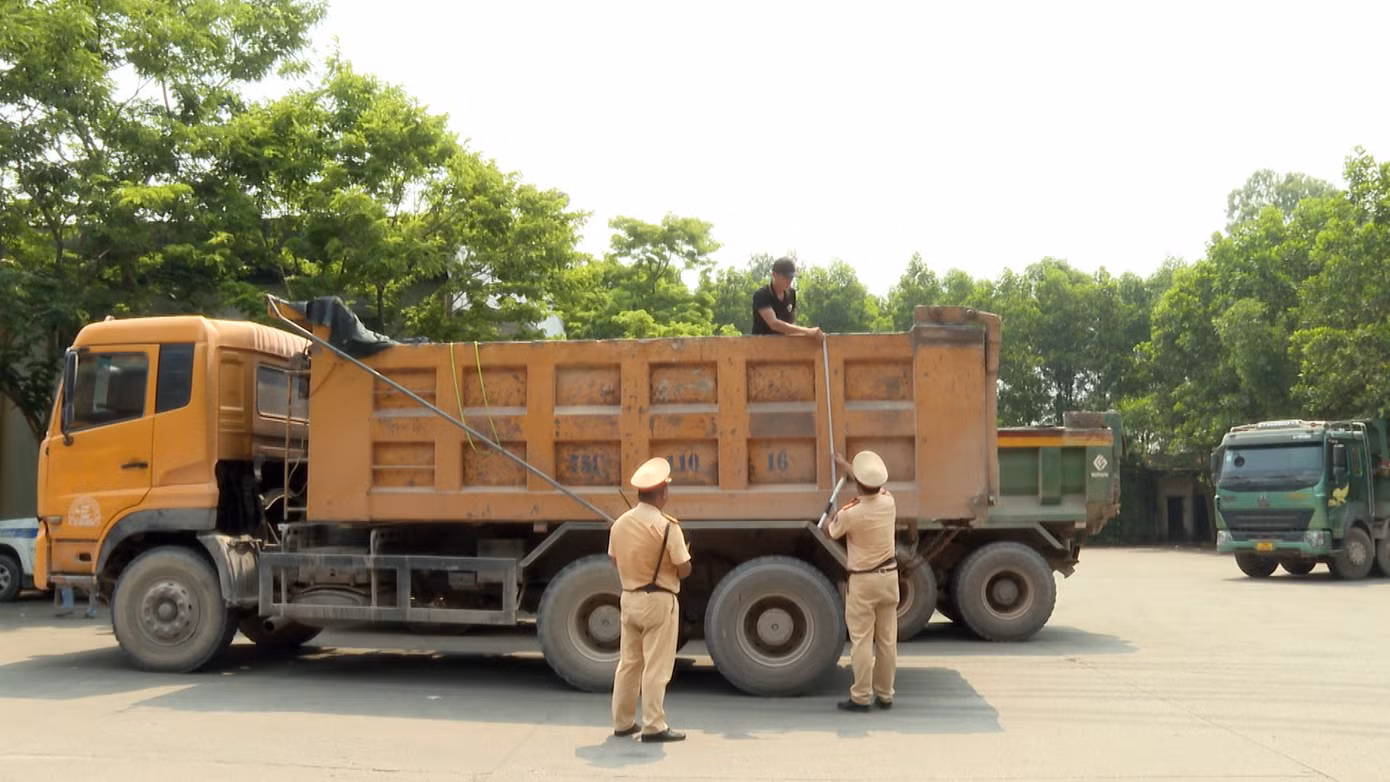 Lực lượng CSGT kiểm tra các trường hợp ô tô tải nghi vấn cơi nới. Lực lượng CSGT kiểm tra các trường hợp ô tô tải nghi vấn cơi nới.