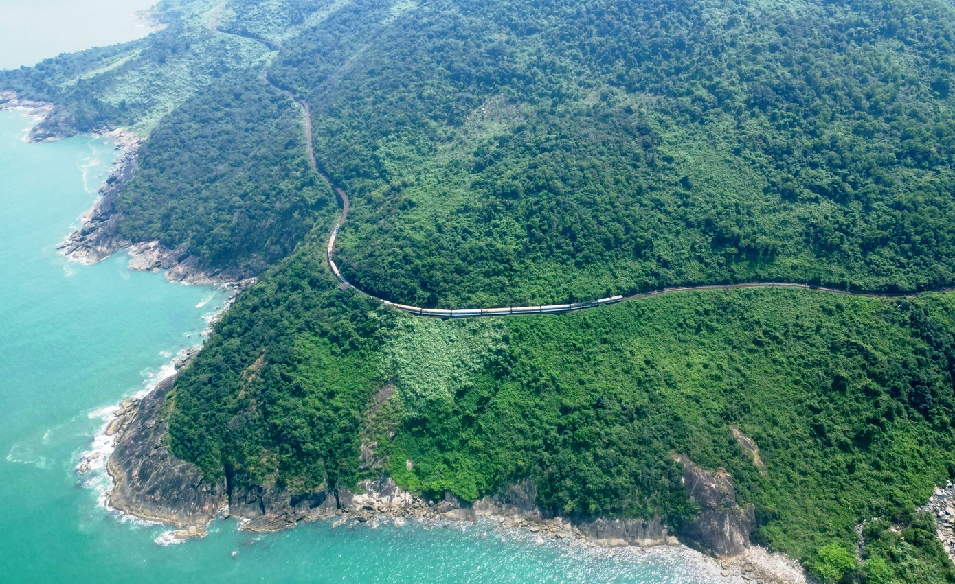 Trên hành trình, du khách được nghe giới thiệu về các danh lam, thắng cảnh, địa danh có cảnh quan đẹp trên cung đường sắt đẹp nhất Việt Nam chạy sát bờ biển men theo chân đèo Hải Vân.