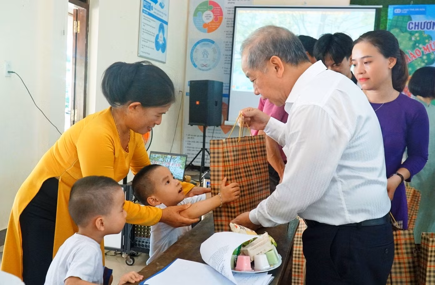 Có 90 phần quà được trao cho trẻ em Làng SOS Huế nhân ngày Quốc tế Thiếu nhi 1/6. Có 90 phần quà được trao cho trẻ em Làng SOS Huế nhân ngày Quốc tế Thiếu nhi 1/6.
