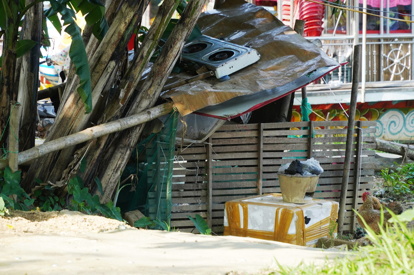 Vật dụng, lều bạt của dân vẫn còn bên trong công viên.