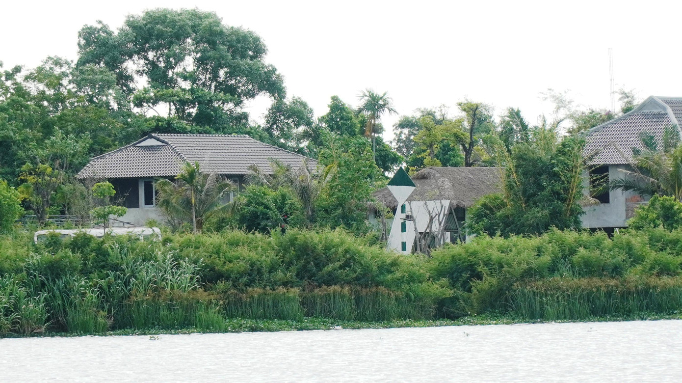 Những công trình không phép quy mô, cao tầng như thế này liệu có phù hợp với chiến lược phát triển không gian, kiến trúc cảnh quan ven sông Hương theo quy hoạch được Thủ tướng phê duyệt, hiện vẫn là dấu hỏi lớn