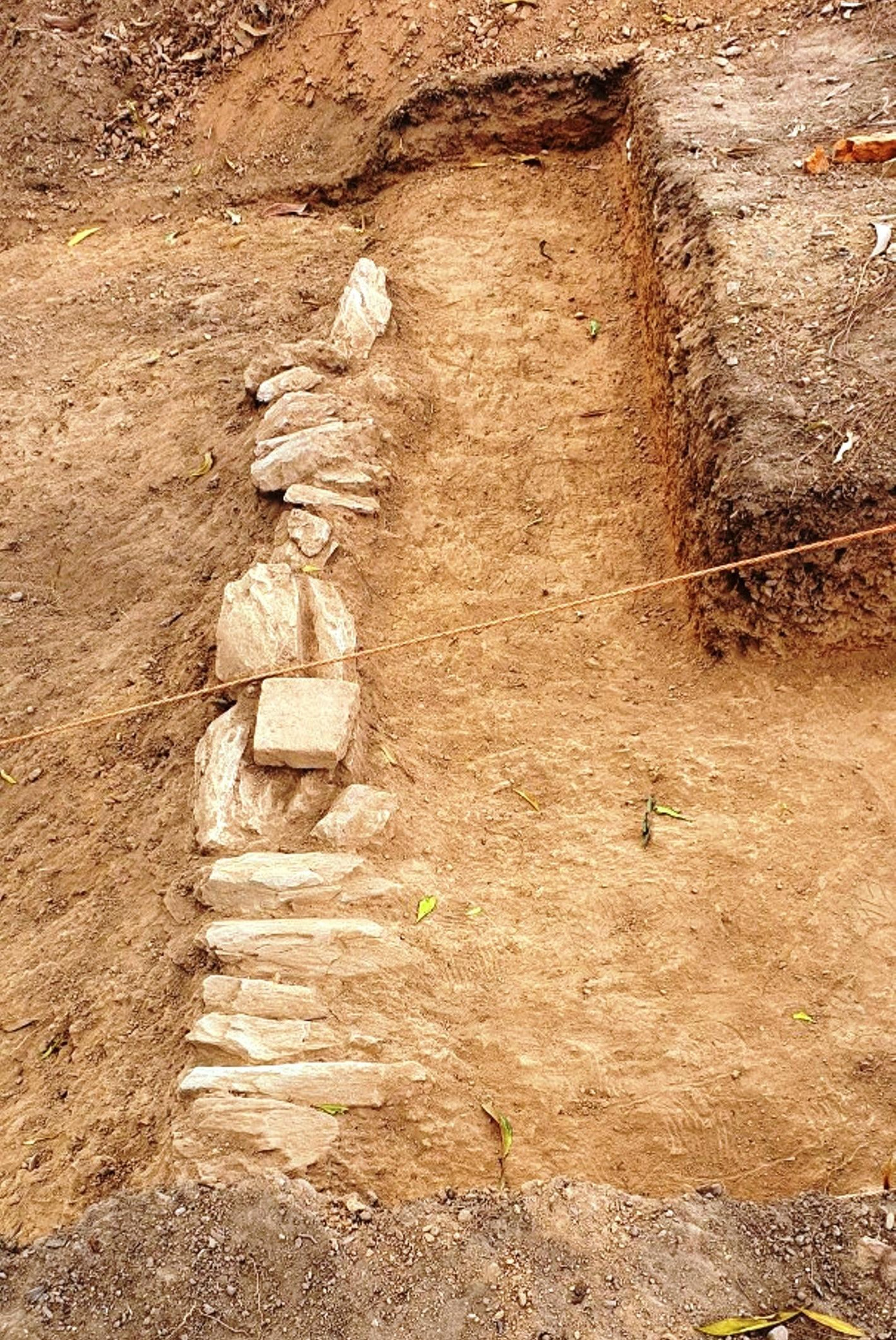 Hố khảo cổ học tại di tích núi Bân - nơi được cho là đàn tế Nam Giao của Hoàng đế Quang Trung ở Huế Hố khảo cổ học tại di tích núi Bân - nơi được cho là đàn tế Nam Giao của Hoàng đế Quang Trung ở Huế
