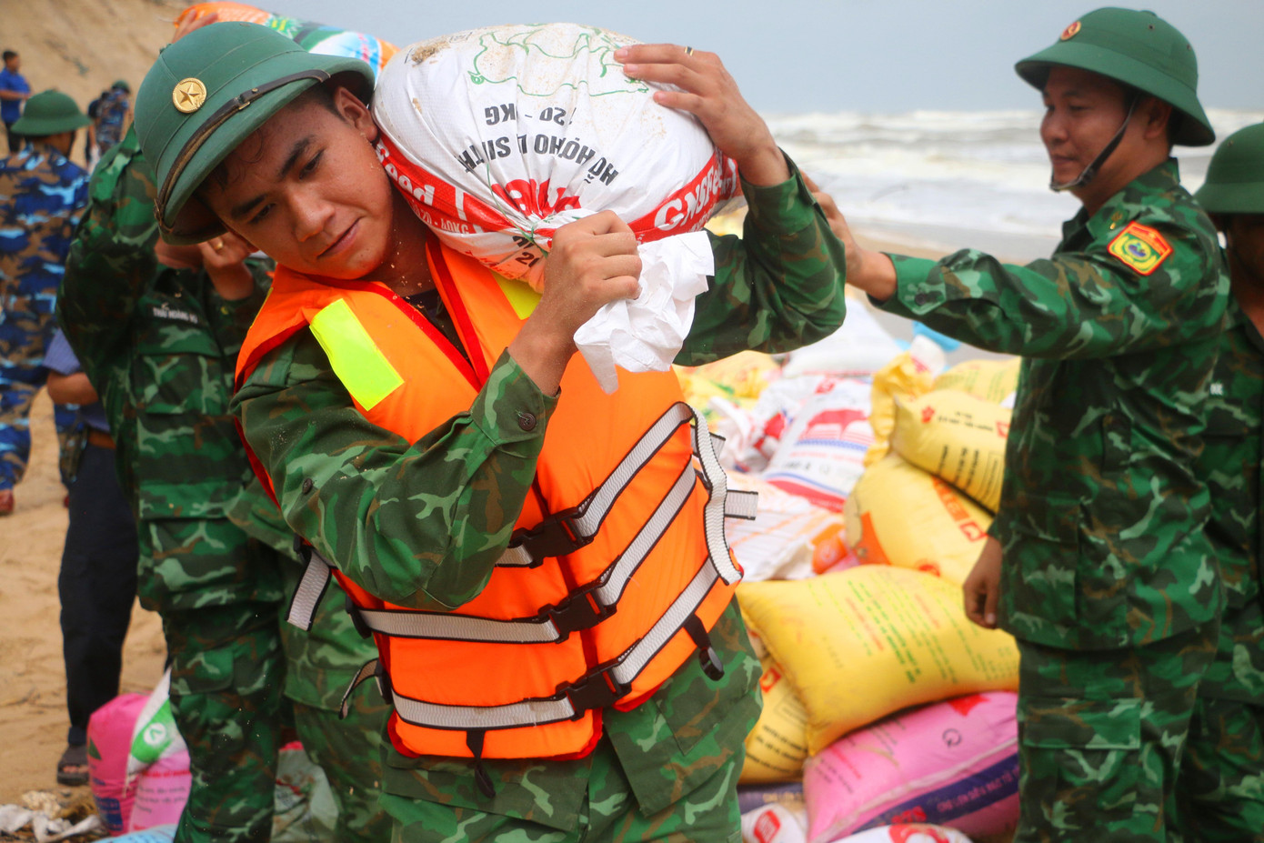 Lực lượng biên phòng TT-Huế được huy động cứu bờ biển sạt lở. Lực lượng biên phòng TT-Huế được huy động cứu bờ biển sạt lở.