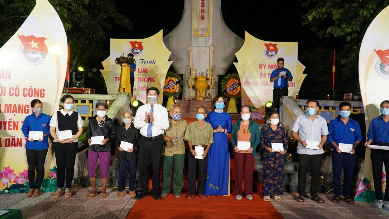 Trao quà cho học sinh và hộ gia đình chính sách, người có công cách mạng tại huyện miền núi Nam Đông