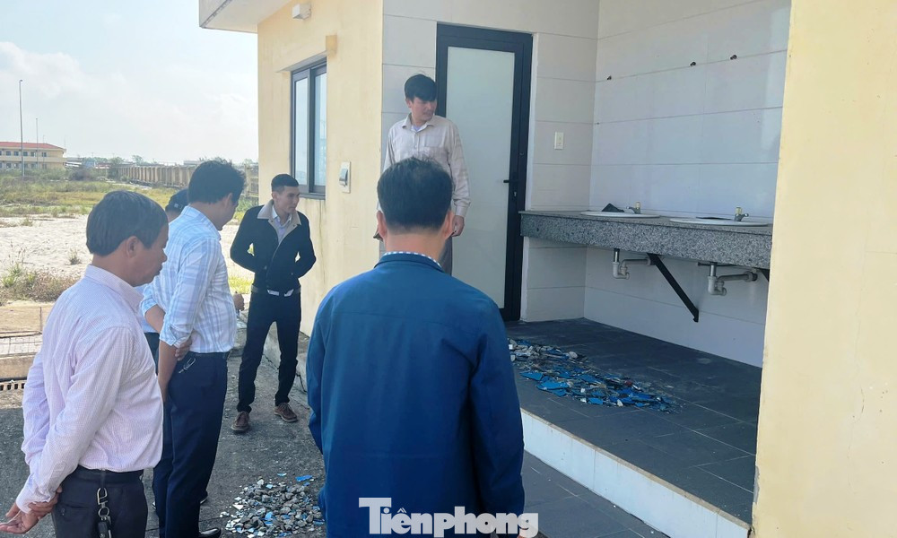 Mới đây, sau khi đưa vào sử dụng, tại cảng cá Thuận An xuất hiện nhiều sự cố, sụt lún nền, bong tróc mặt sân, hư hỏng một số hạng mục, cây xanh khô chết chậm được bảo trì, trồng dặm…