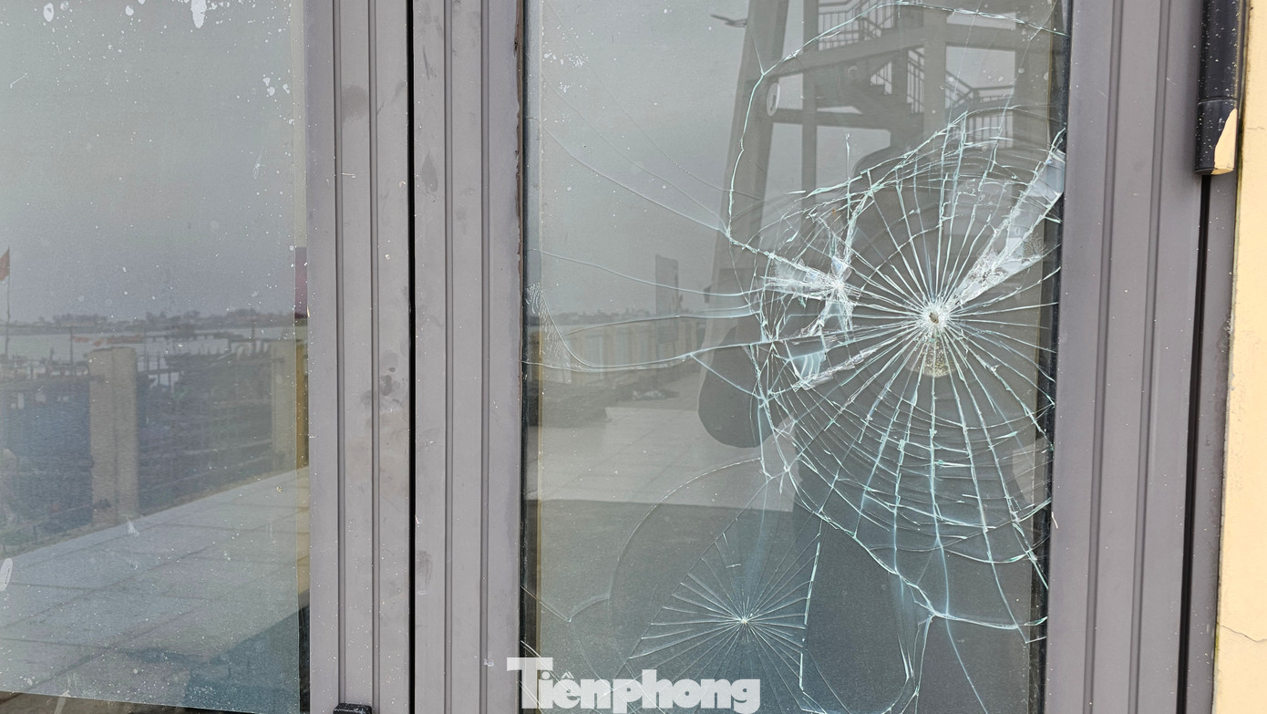 Mới đây, sau khi đưa vào sử dụng, tại cảng cá Thuận An xuất hiện nhiều sự cố, sụt lún nền, bong tróc mặt sân, hư hỏng một số hạng mục, cây xanh khô chết chậm được bảo trì, trồng dặm…