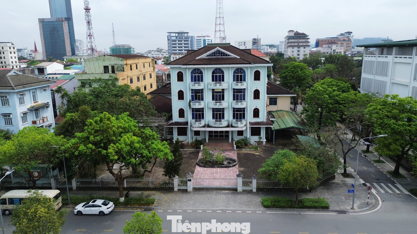 Ông Trần Hữu Thùy Giang - Chánh Văn phòng UBND thành phố Huế - cho biết, thành phố sẽ xem xét định giá tài sản còn lại trên đất với mức giá hợp lý, để đưa vào kế hoạch đấu giá tổng thể, giúp nhà đầu tư giảm chi phí tháo dỡ.