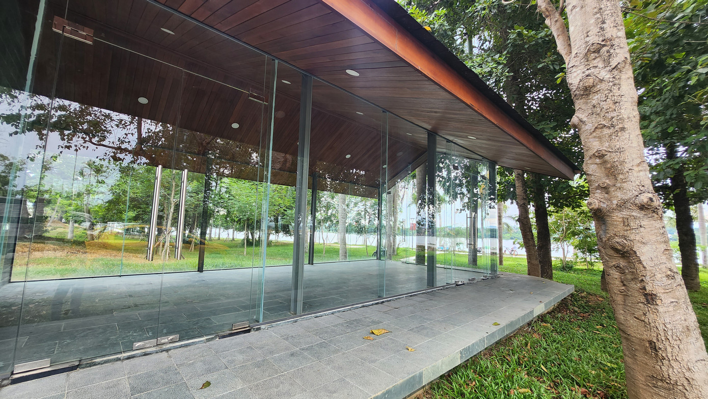 Khi đưa vào sử dụng, ngoài việc phục vụ nhu cầu của du khách, các nhà vệ sinh này cũng được mở rộng thêm một không gian riêng để bán cafe, các quầy hàng lưu niệm cho du khách, người dân tham quan, mua sắm.