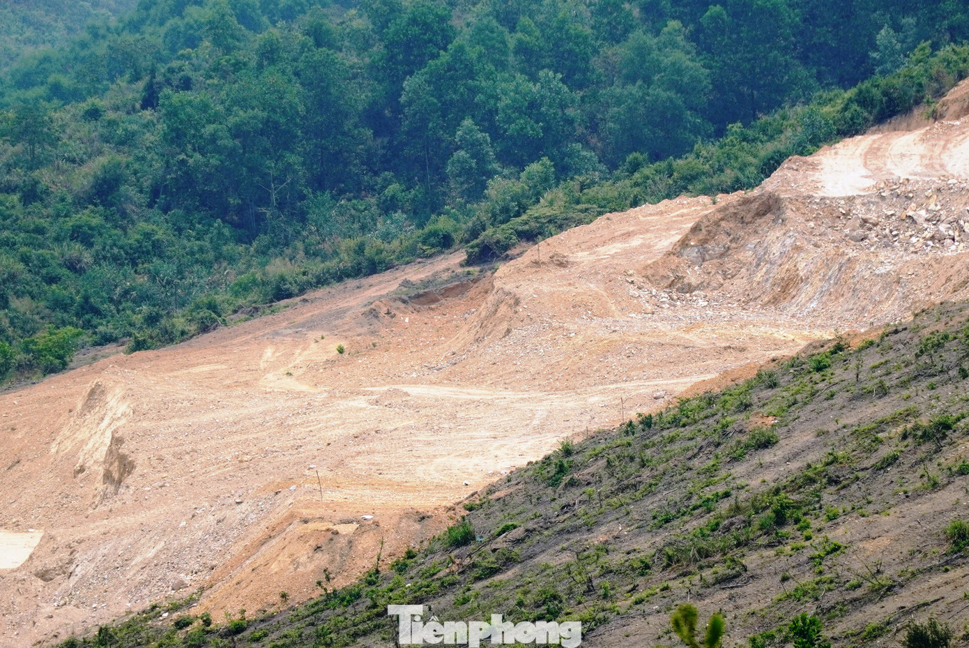 Việc thi công trái phép diễn ra trong nhiều tháng, nhưng không được lực lượng chức năng thị xã Hương Thủy và tỉnh TT-Huế phát hiện, ngăn chặn kịp thời.