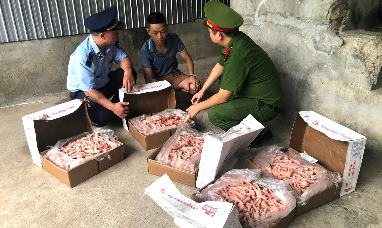 Một lượng lớn chân gà không rõ nguồn gốc xuất xứ bị lực lượng chức năng thành phố Huế thu giữ.
