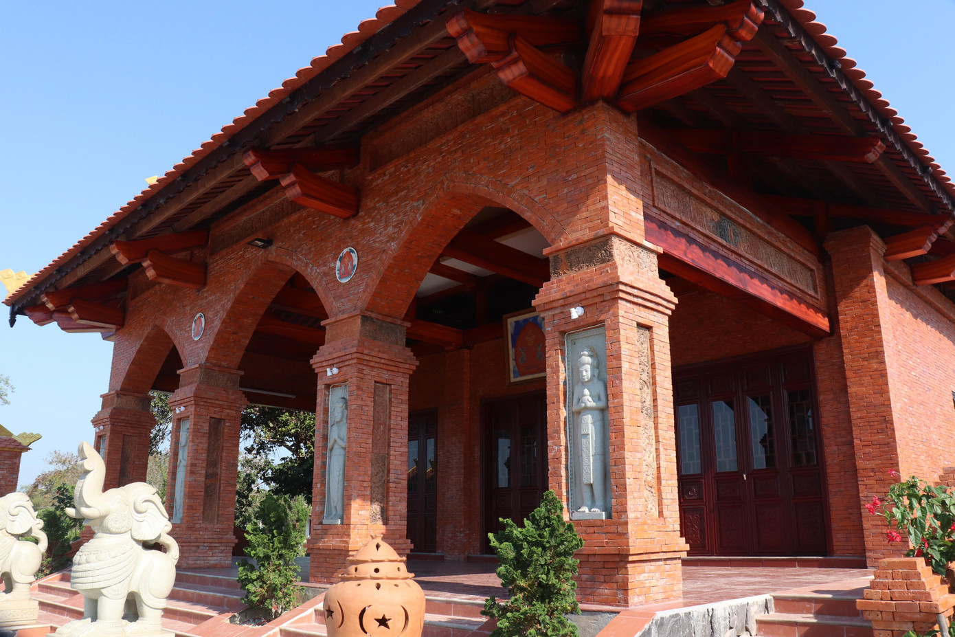 Ở làng Vân Thê hiện còn lăng mộ và miếu thờ hai vị Khai canh và Thành hoàng của làng cùng là người Chămpa. Đó là các vị Chế Ba Na và Chế Văn Kiệt. Tại đây, họ Chế đứng đầu trong các họ khai canh làng xã. Trong đình làng Vân Thê (có từ thế kỷ 15) hiện thờ ông Chế Văn Kiệt - bổn thổ thành hoàng làng Vân Thê, cùng tám vị khai canh thuộc họ Chế, Nguyễn, Phan, Đỗ, Trần, Hoàng, Văn, Lê. Thứ tự này dựa theo sắc phong của vua Gia Long năm thứ 3.