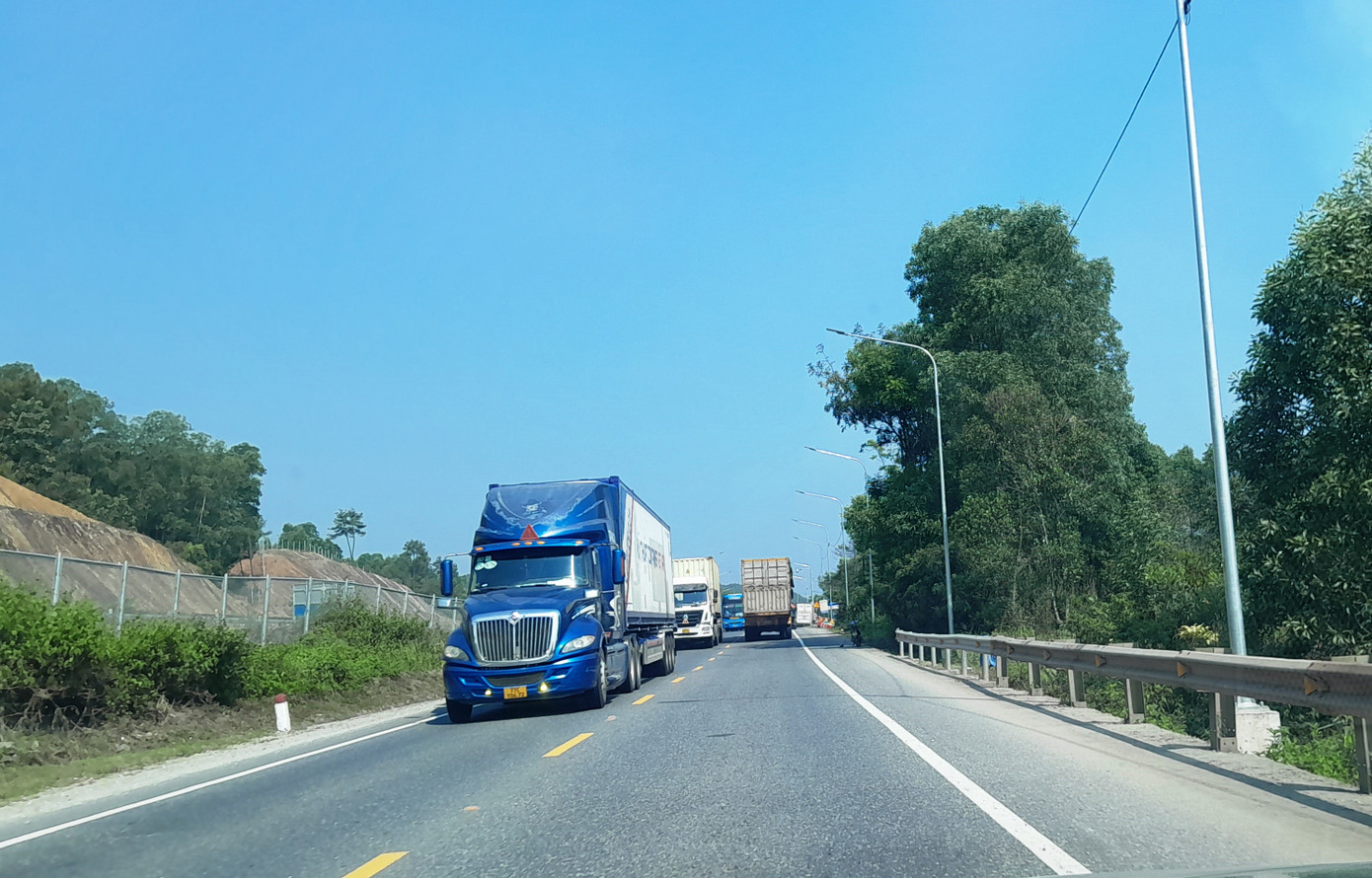 Do thực hiện điều tiết phương tiện “hạng nặng”, xe giường nằm không được vào cao tốc, nên lưu lượng xe cộ lưu thông trên Quốc lộ 1 nhánh tránh TP. Huế trở nên tấp nập hơn. Ảnh: Ngọc Văn Do thực hiện điều tiết phương tiện “hạng nặng”, xe giường nằm không được vào cao tốc, nên lưu lượng xe cộ lưu thông trên Quốc lộ 1 nhánh tránh TP. Huế trở nên tấp nập hơn. Ảnh: Ngọc Văn