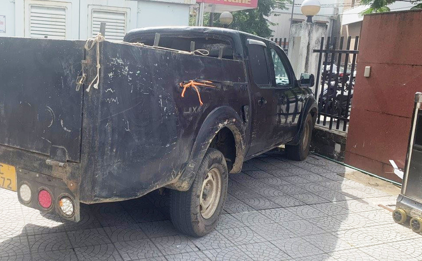 Công an thu giữ tang vật xe bán tải do Sơn dùng chở gỗ lậu từ Nam Đông đi các nơi tiêu thụ. Ảnh CQCC Công an thu giữ tang vật xe bán tải do Sơn dùng chở gỗ lậu từ Nam Đông đi các nơi tiêu thụ. Ảnh CQCC