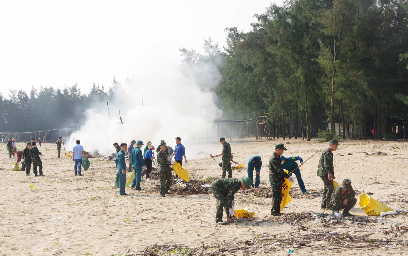 Ngày chủ nhật xanh thu hút hàng trăm cán bộ, chiến sĩ bộ đội, dân quân, ĐVTN và người dân tham gia.