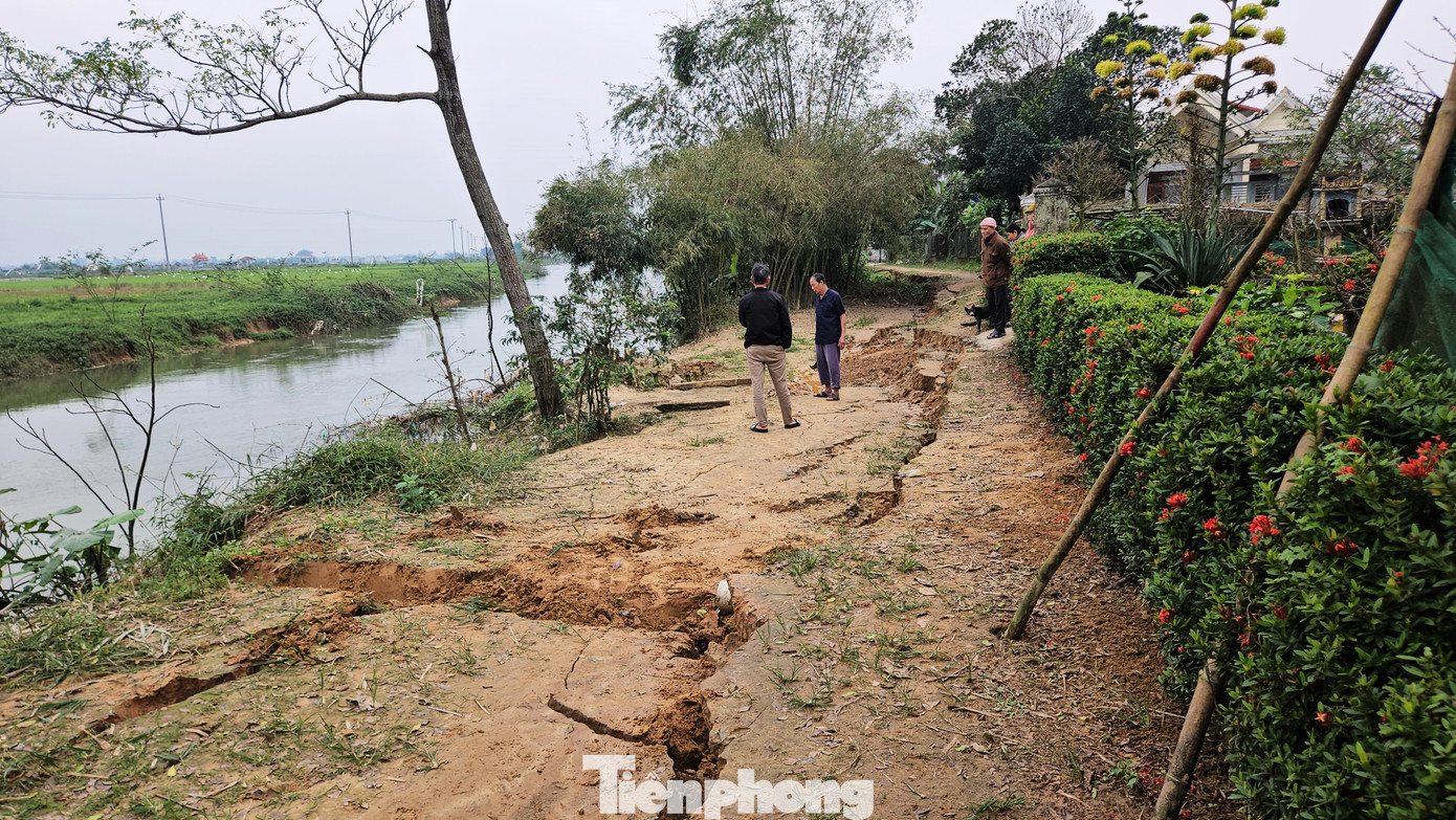 Theo lãnh đạo UBND huyện Quảng Điền, do tác động của dòng chảy lâu ngày của sông Rào Cùng, tuyến đường thôn La Vân Thượng đã bị xâm thực, tạo hàm ếch ăn ngầm vào bên trong. Những ngày qua, nạn sạt lở bờ sông Rào Cùng càng trở nên nghiêm trọng. Theo lãnh đạo UBND huyện Quảng Điền, do tác động của dòng chảy lâu ngày của sông Rào Cùng, tuyến đường thôn La Vân Thượng đã bị xâm thực, tạo hàm ếch ăn ngầm vào bên trong. Những ngày qua, nạn sạt lở bờ sông Rào Cùng càng trở nên nghiêm trọng.