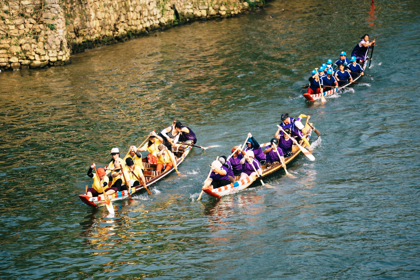 Những VĐV nữ tranh tài quyết liệt không kém các tay đua nam giới.