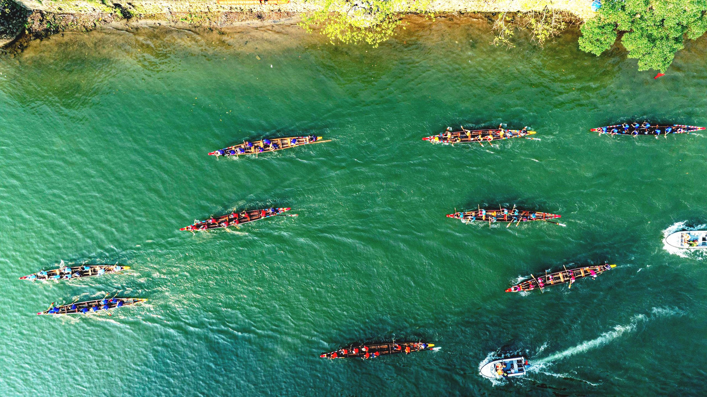 Những cuộc bám đuổi quyết liệt trên đường đua xanh.