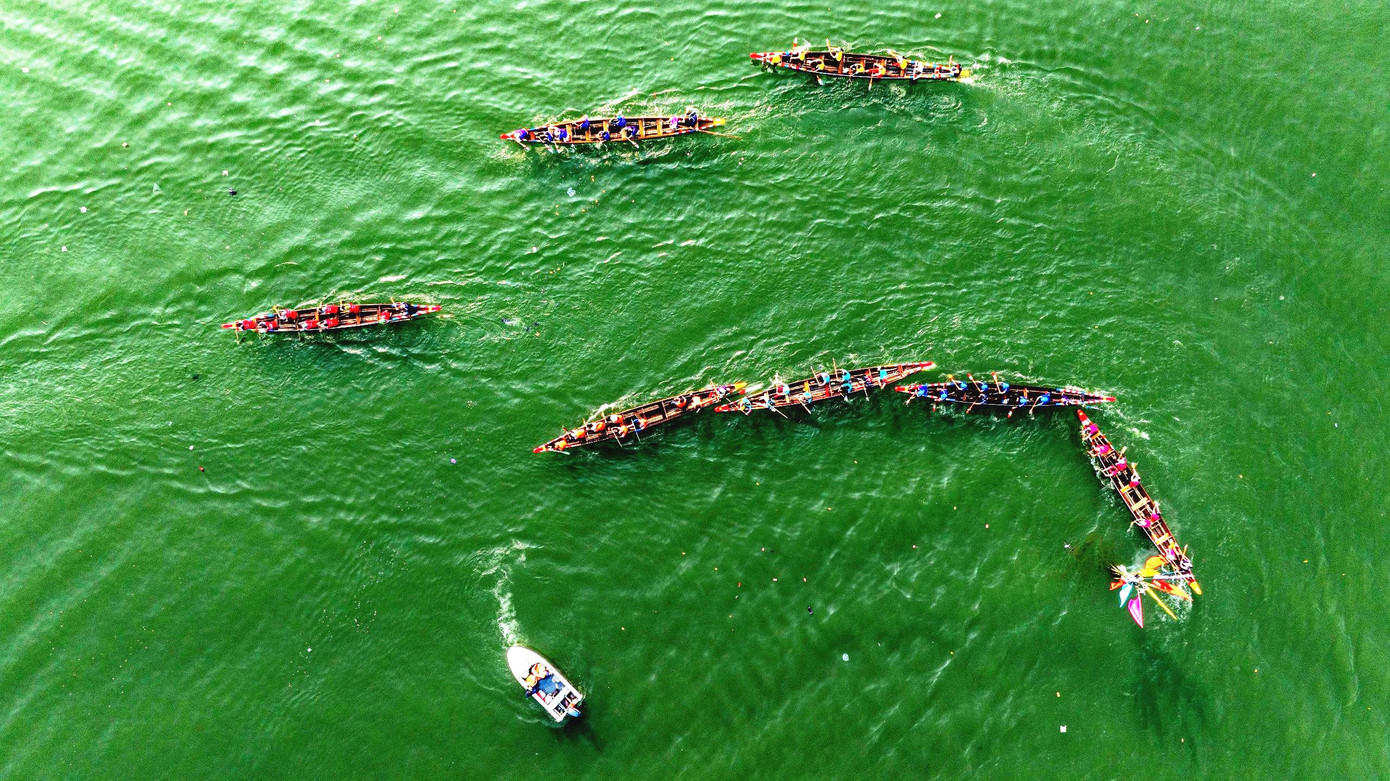 Các ghe đua khéo léo thực hiện những pha 'lộn vè' (xoay ghe vượt mốc) để quay về đích. Đây là một trong chặng khó nhất của đường đua.