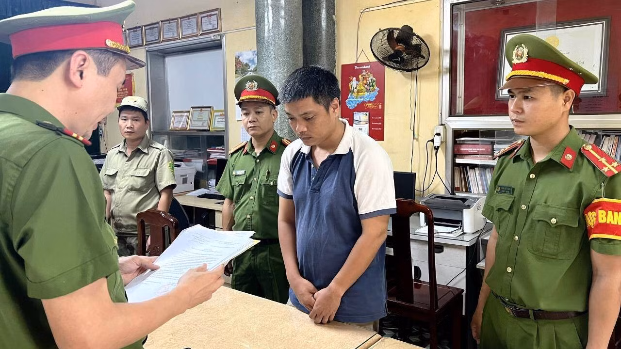 Đọc lệnh khởi tố, bắt tạm giam Nguyễn Minh Hoàn. Ảnh: CACC Đọc lệnh khởi tố, bắt tạm giam Nguyễn Minh Hoàn. Ảnh: CACC