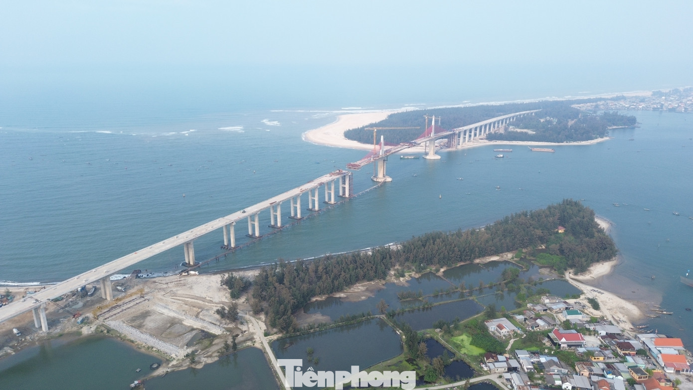 Dự án tuyến đường bộ ven biển qua thành phố Huế và cầu qua cửa biển Thuận An (phường Thuận An, quận Thuận Hóa, thành phố Huế) giai đoạn 1 khởi công vào ngày 26/3/2022, với tổng mức đầu tư 2.400 tỷ đồng.