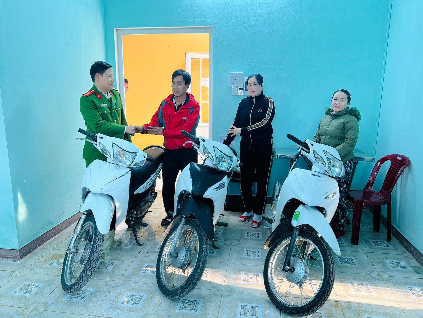 Công an trao trả tài sản là xe gắn máy cho người dân bị mất cắp. Công an trao trả tài sản là xe gắn máy cho người dân bị mất cắp.