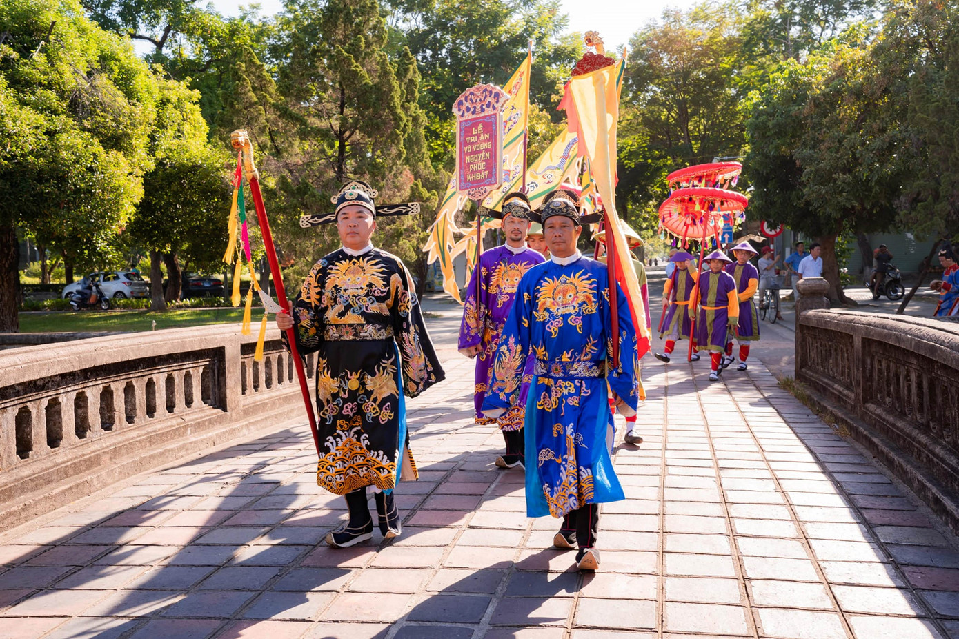 Tiếp đó, tại Đại nội Huế, Trung tâm Bảo tồn Di tích Cố đô Huế tổ chức đoàn nghi thức rước lễ dâng hương tri ân chúa Nguyễn Phúc Khoát từ Ngọ Môn vào Triệu Miếu. Ảnh: Văn Thể Huế