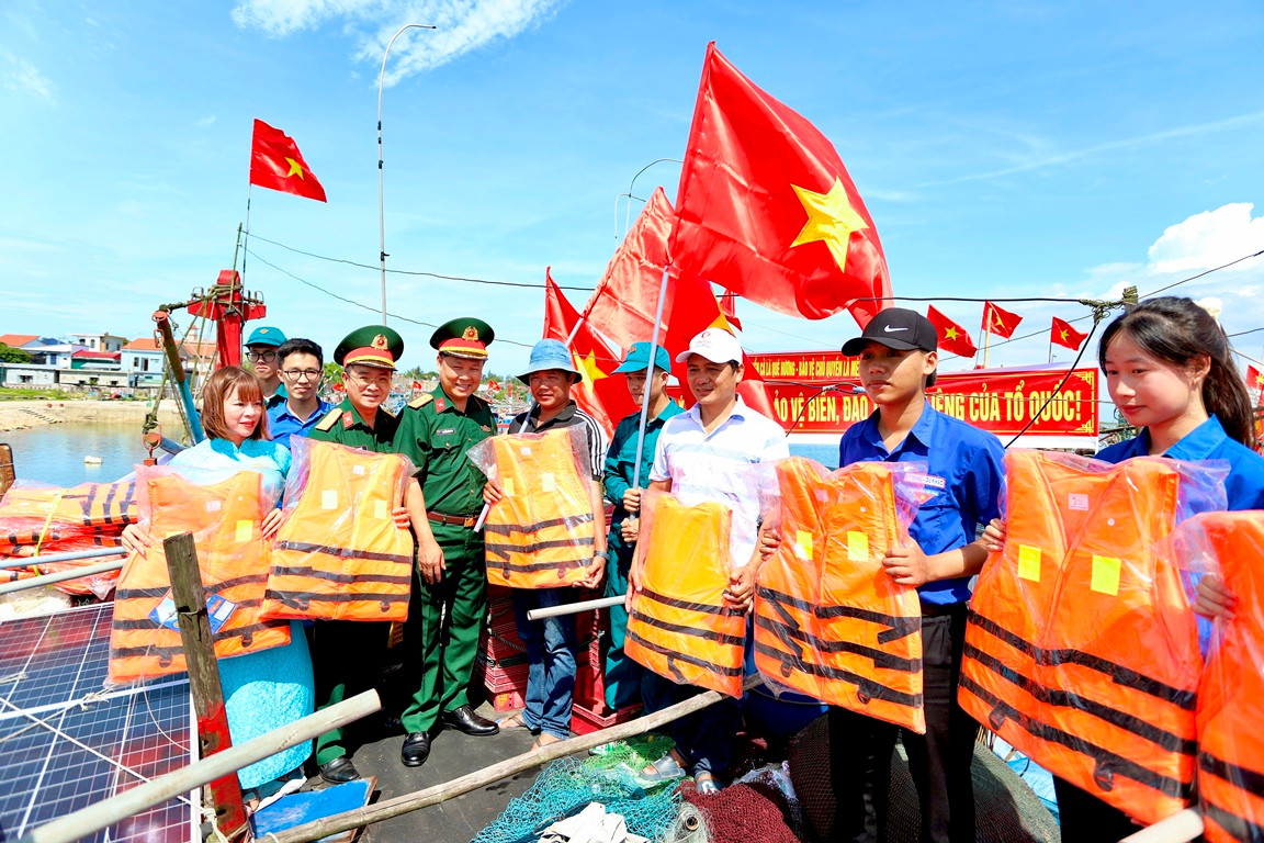Tặng 500 lá cờ Tổ quốc và 100 chiếc áo phao cứu sinh cho ngư dân TP Huế.
