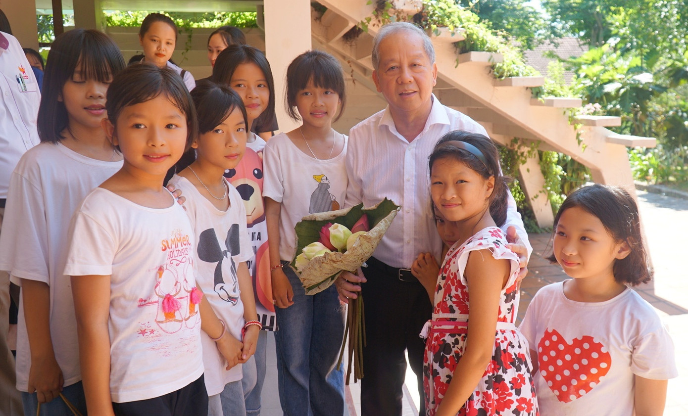 Ông Phan Ngọc Thọ mong các em nhỏ Làng SOS Huế có những ngày hè thật ý nghĩa và chuẩn bị tinh thần để sẵn sàng bước vào năm học mới. Ông Phan Ngọc Thọ mong các em nhỏ Làng SOS Huế có những ngày hè thật ý nghĩa và chuẩn bị tinh thần để sẵn sàng bước vào năm học mới.