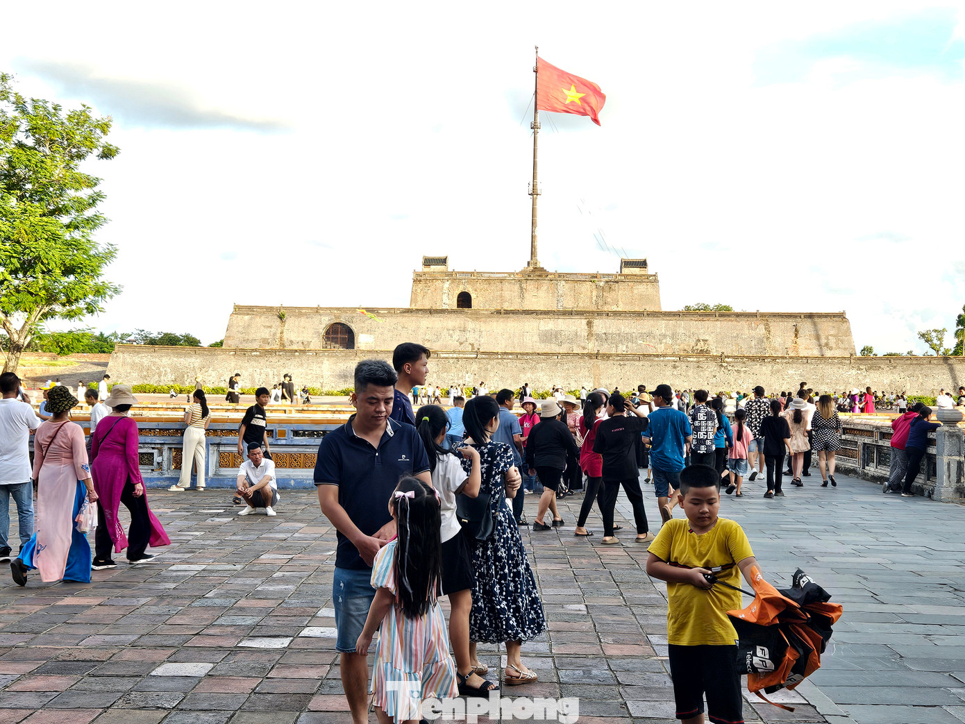 Lãnh đạo Sở GD&ĐT tỉnh TT-Huế cho biết, đây cũng là không gian mở để tổ chức các hoạt động cổ vũ trận chung kết trong giới trẻ, đồng thời, sẽ tạo tương tác, giới thiệu đến du khách trong và ngoài nước về một xứ Huế hiếu học, trọng hiền tài khi tham quan khu Di sản Huế vào ngày diễn ra chung kết Đường lên đỉnh Olympia. Lãnh đạo Sở GD&ĐT tỉnh TT-Huế cho biết, đây cũng là không gian mở để tổ chức các hoạt động cổ vũ trận chung kết trong giới trẻ, đồng thời, sẽ tạo tương tác, giới thiệu đến du khách trong và ngoài nước về một xứ Huế hiếu học, trọng hiền tài khi tham quan khu Di sản Huế vào ngày diễn ra chung kết Đường lên đỉnh Olympia.