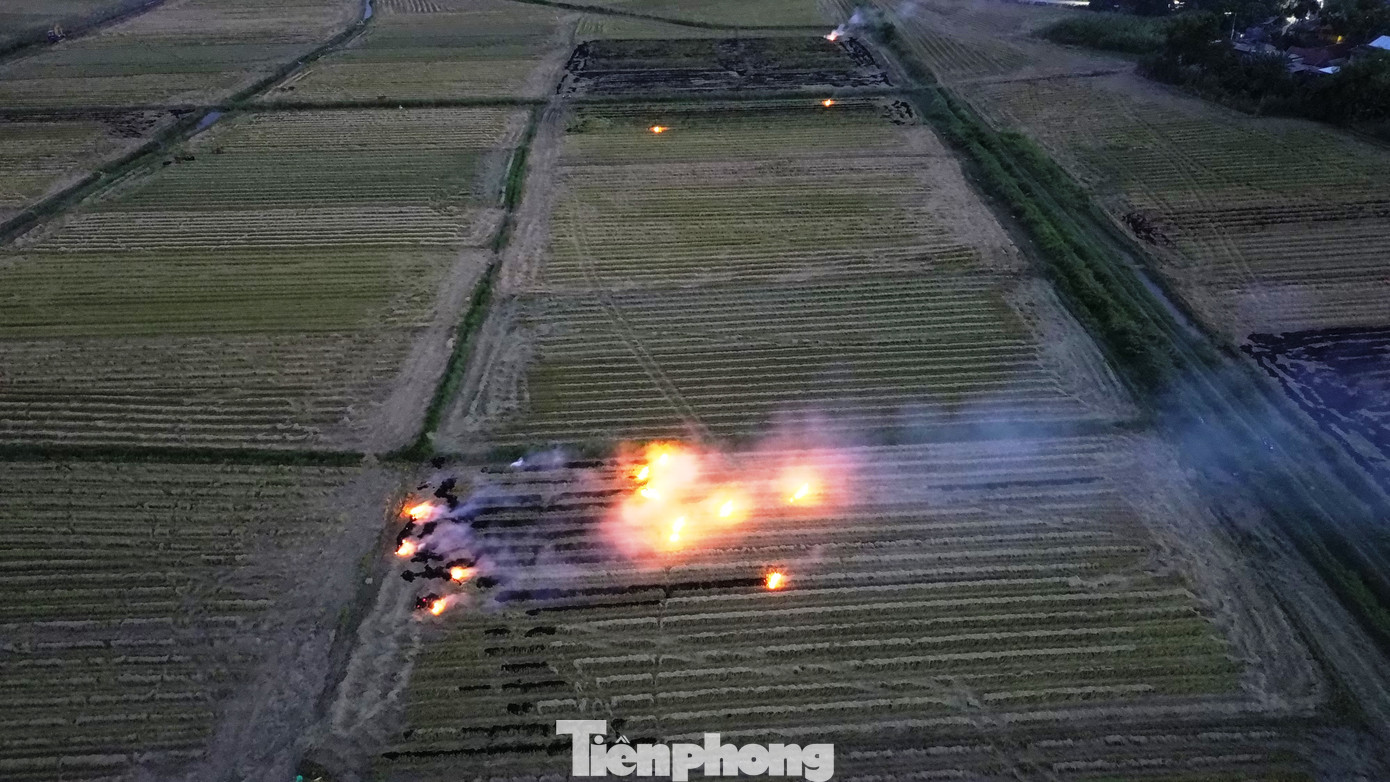 Nguy hiểm hơn, tình trạng đốt đồng còn diễn ra vào buổi chiều tối gây nguy cơ tai nạn giao thông rất cao, do khói mù che khuất tầm nhìn phương tiện tham gia giao thông.