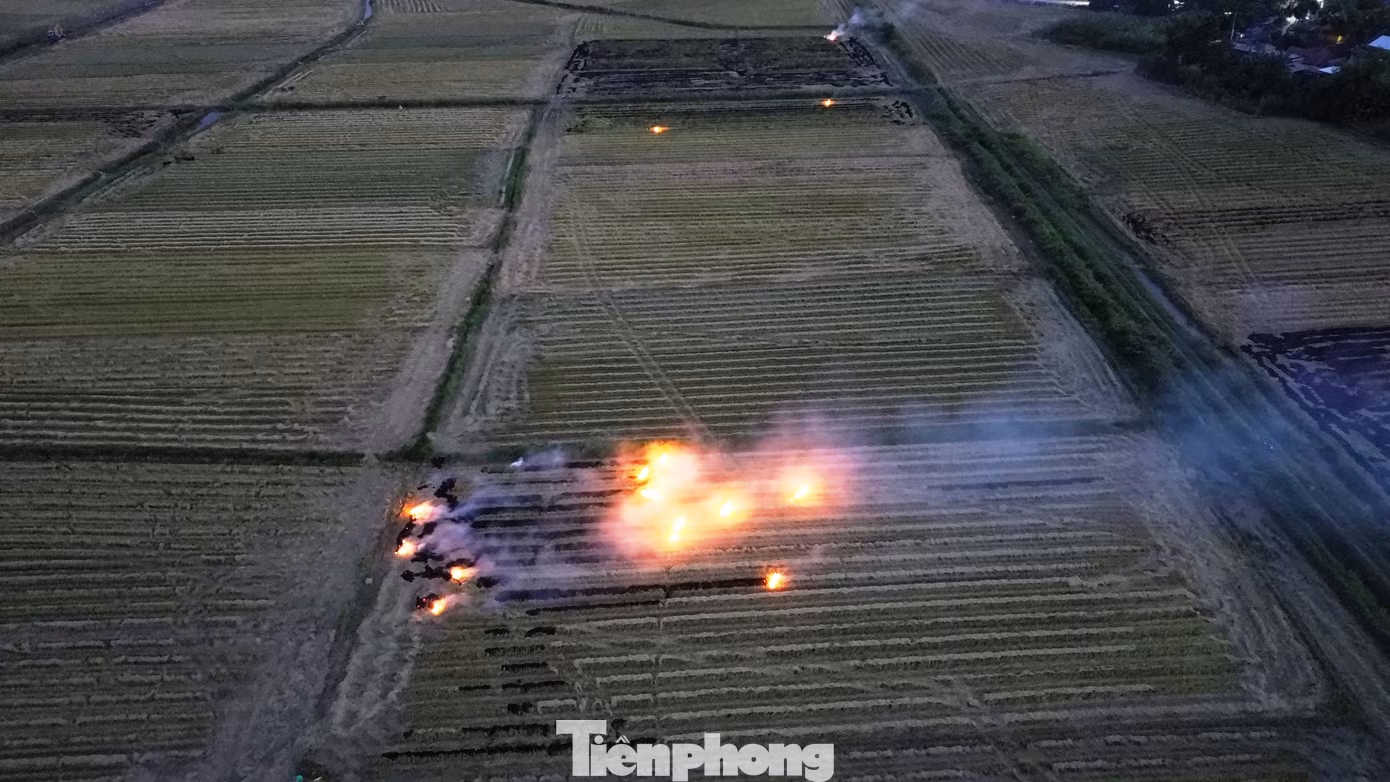 Nguy hiểm hơn, tình trạng đốt đồng còn diễn ra vào buổi chiều tối gây nguy cơ tai nạn giao thông rất cao, do khói mù che khuất tầm nhìn phương tiện tham gia giao thông.