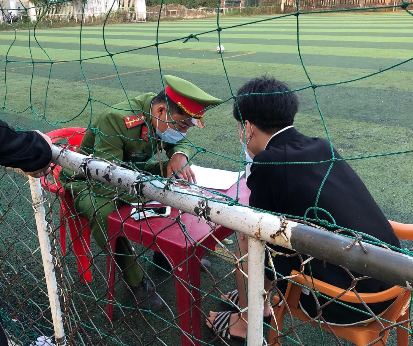 Công an điều tra vụ thanh niên tử vong khi chơi bóng trên một sân bóng đá tại Huế. Ảnh: CTV