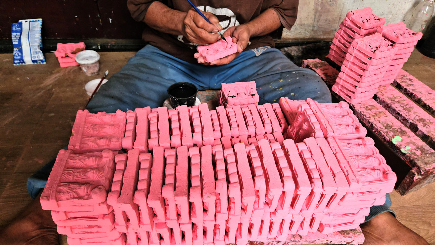 Lãnh đạo phường Hương Vinh cho biết, do sản phẩm tượng ông Táo chỉ tiêu thụ mạnh vào dịp cuối năm, đặc biệt vào tháng 11 âm lịch và tháng Chạp, nên địa bàn xã đã có nhiều hộ bỏ nghề, chỉ còn một số hộ dân giữ nghề truyền thống để mưu sinh. Thời gian qua, chính quyền địa phương đã tích cực vận động các hộ dân lưu giữ nghề nặn tượng ông Táo để bảo tồn nghề truyền thống.