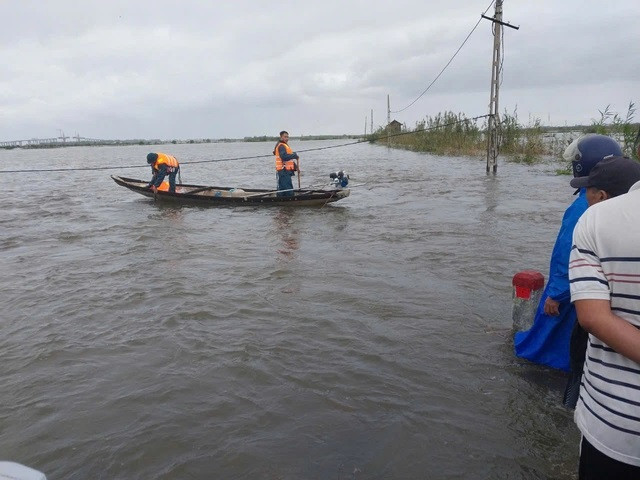 Tổ chức tìm kiếm nạn nhân bị nước lũ cuốn trôi. Ảnh: H.D