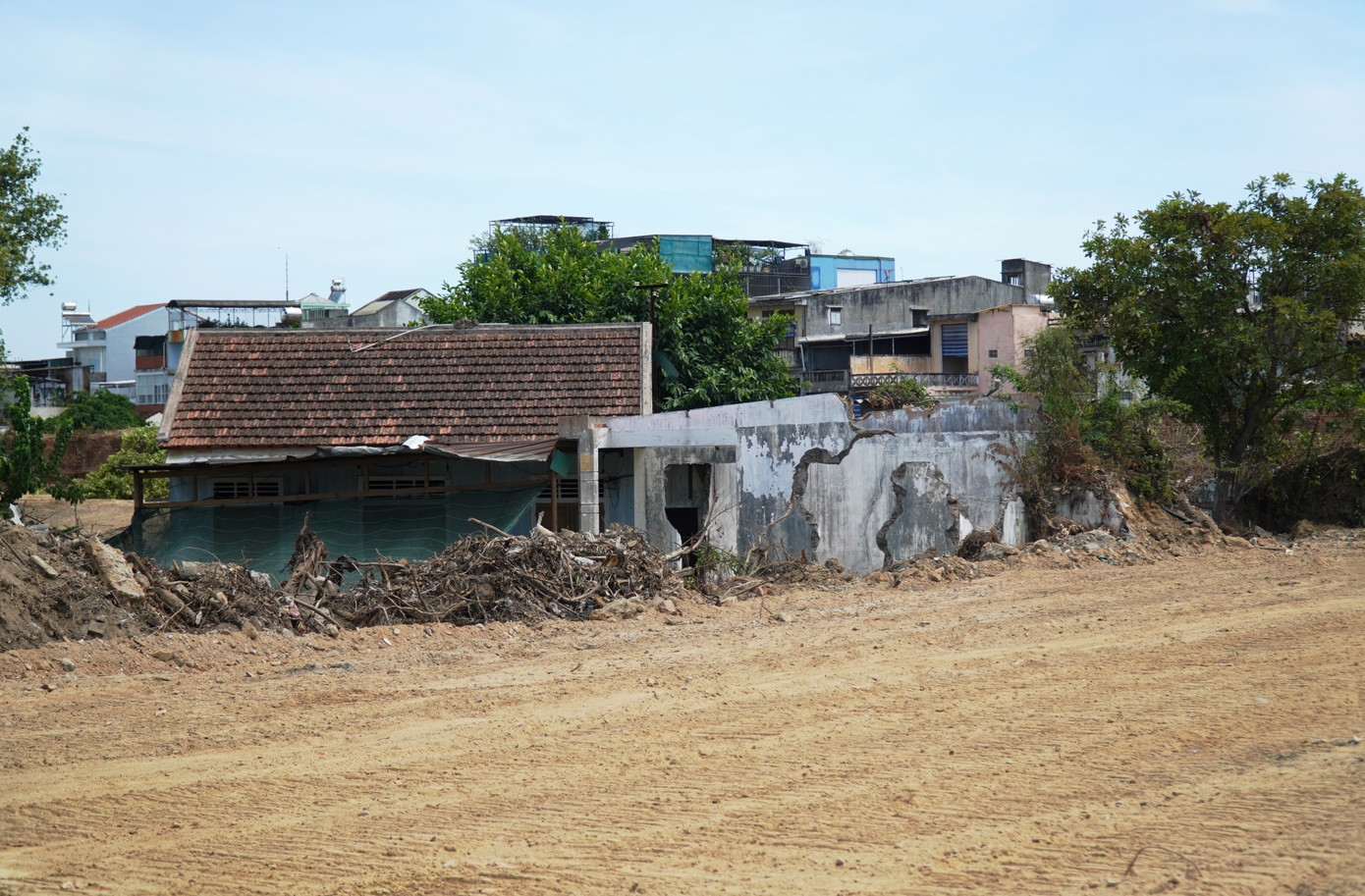 Các xác nhà hoang do dân Thượng thành di cư bỏ lại dần được triệt giải.