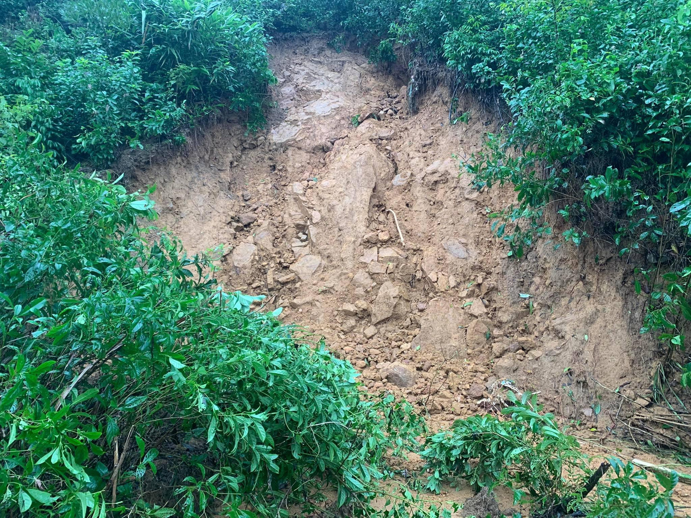 Một điểm sạt lở núi Phú Gia ngay cạnh nhà dân xã Lộc Tiến. Ảnh: Minh Trần