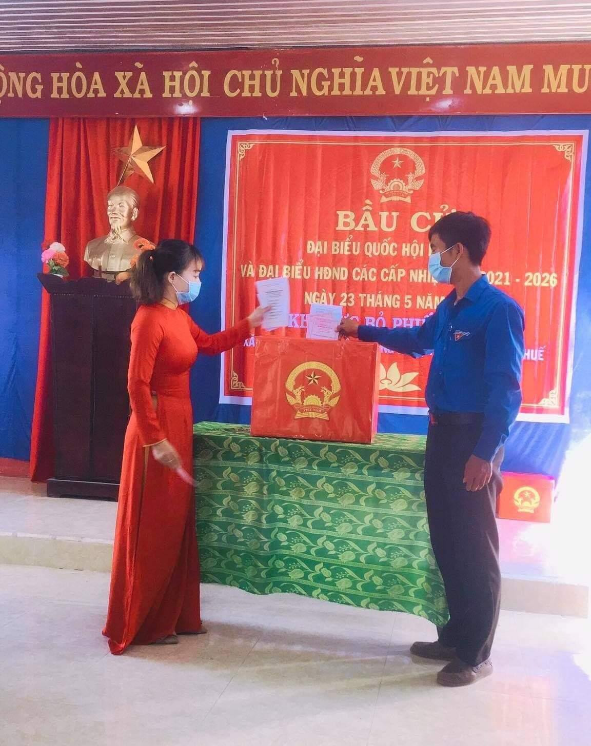 Người dân TT-Huế tích cực hưởng ứng mặc áo dài truyền thống đi bầu cử, từ người cao tuổi cho đến giới trẻ.