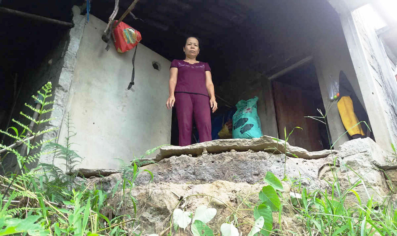 Một ngôi nhà dân ven sông Bù Lu chênh vênh bên miệng vực sạt lở.