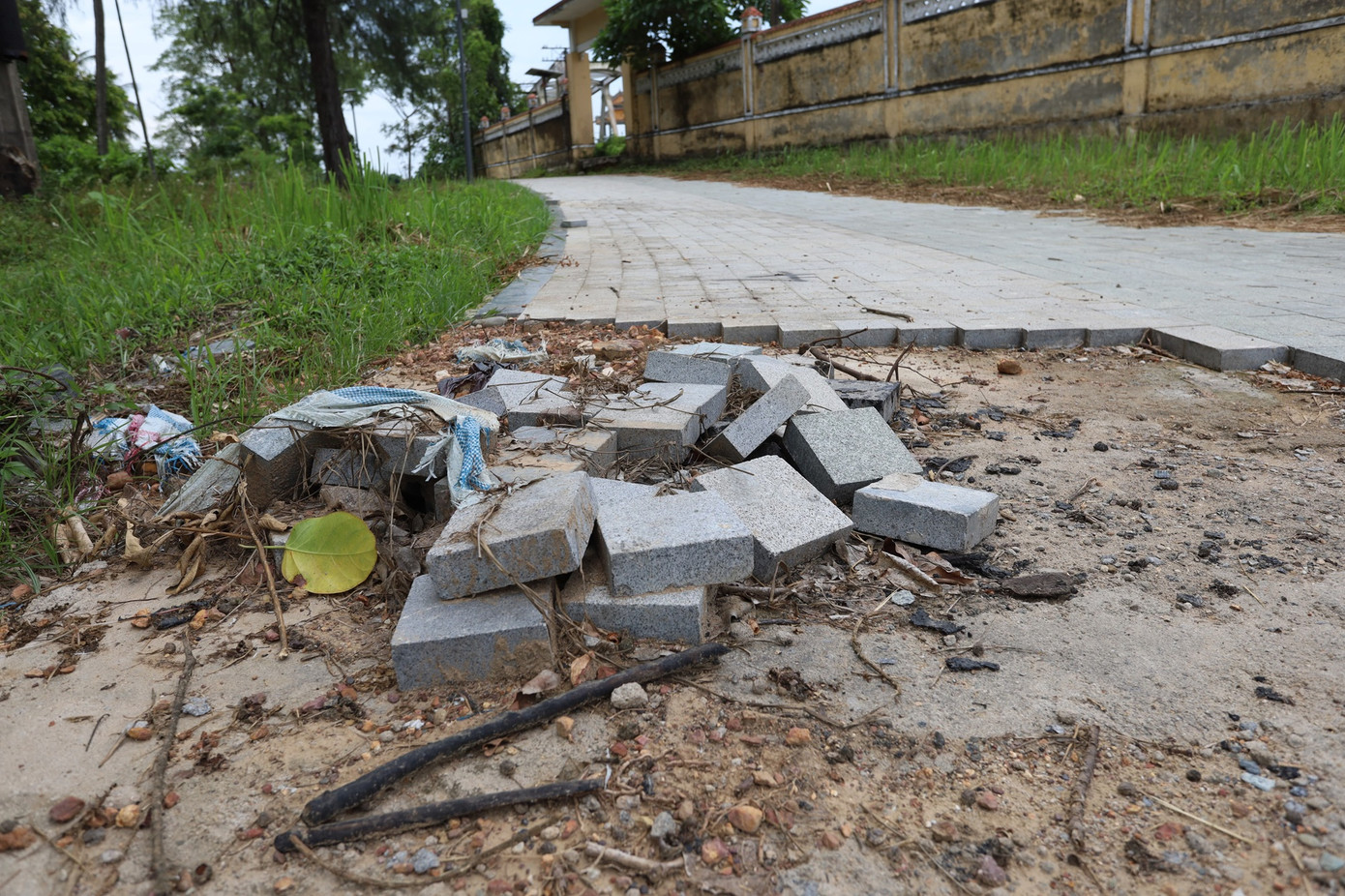 Ghi nhận hiện trường cho thấy, nhiều hạng mục thi công của những năm trước hiện vẫn còn dang dở, bị bỏ hoang, cỏ dại mọc um tùm, vật liệu xây dựng ngổn ngang, lối đi bị che khuất, một số đoạn đường dạo lát đá granite chưa thể hoàn thiện.