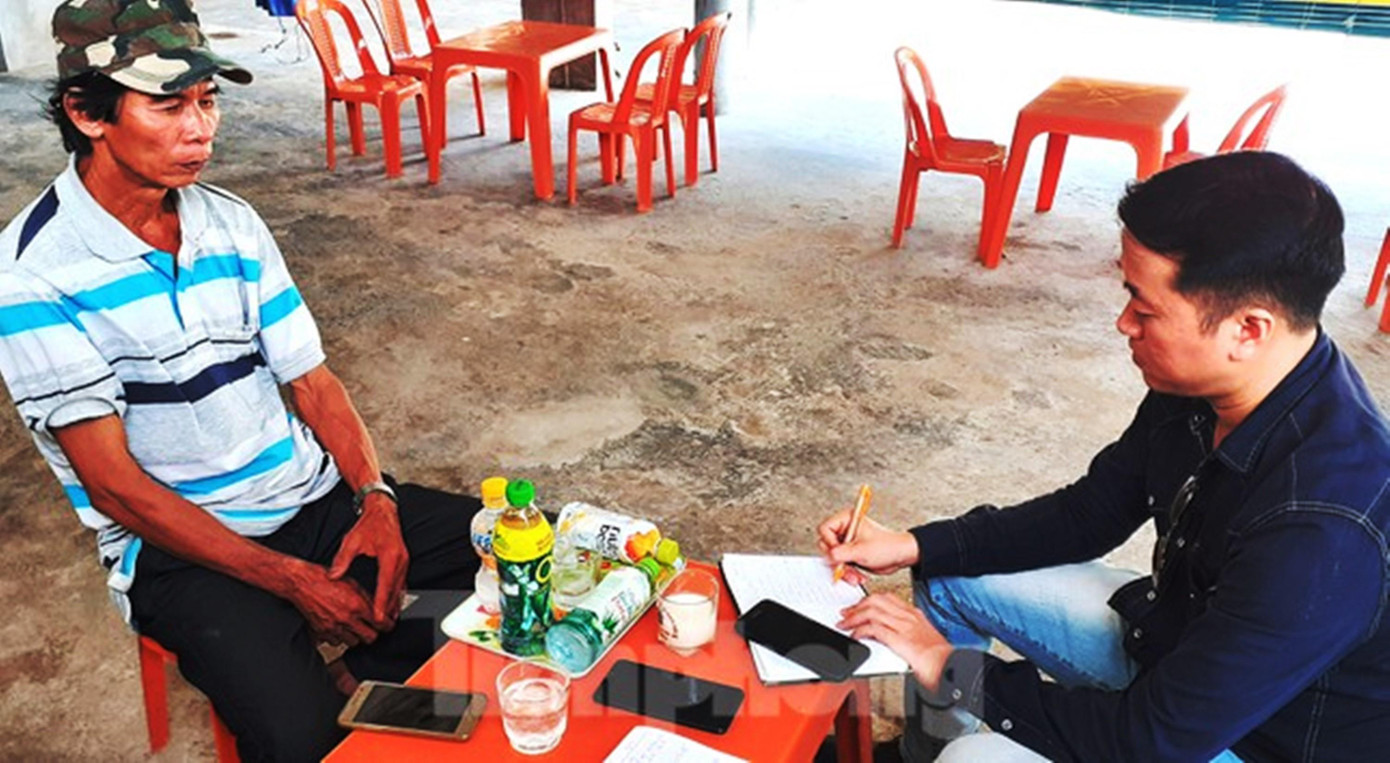 Người dân tại Phong Xuân từng phản ánh với báo chí, lãnh đạo xã bán trường cho dân nhưng không làm sổ đỏ như đã hứa. Từ đó, cơ quan chức năng phát hiện lãnh đạo xã này bán tài sản công trái pháp luật